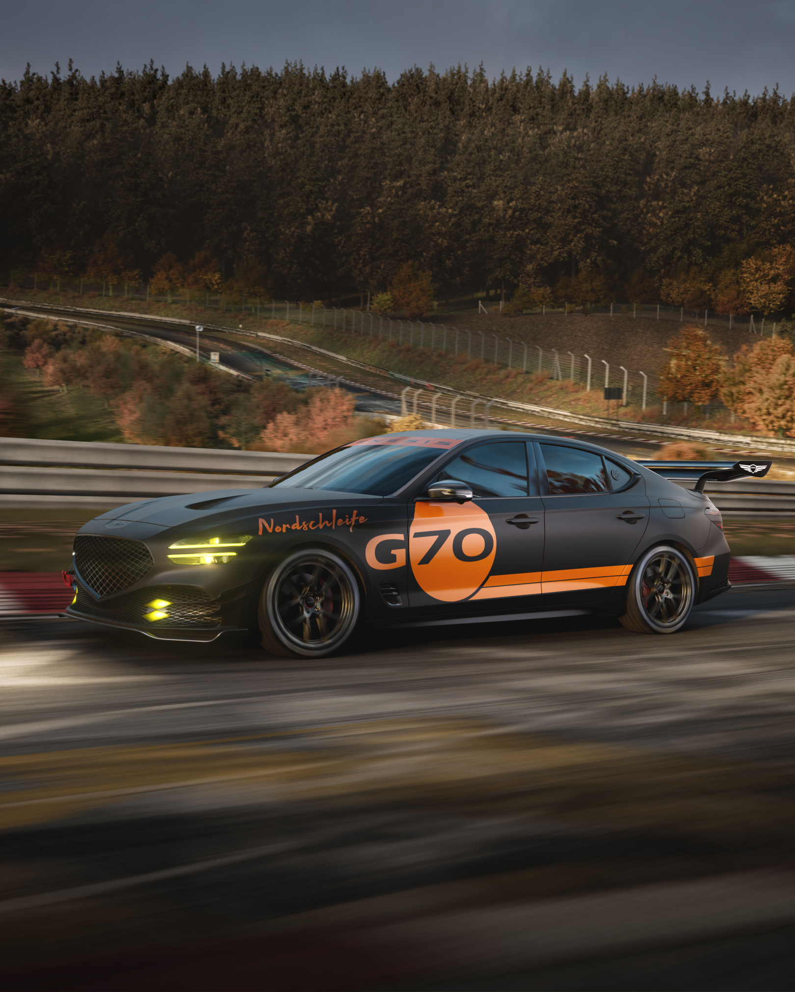Vue latérale de la Track Day Special roulant sur la piste en soirée.