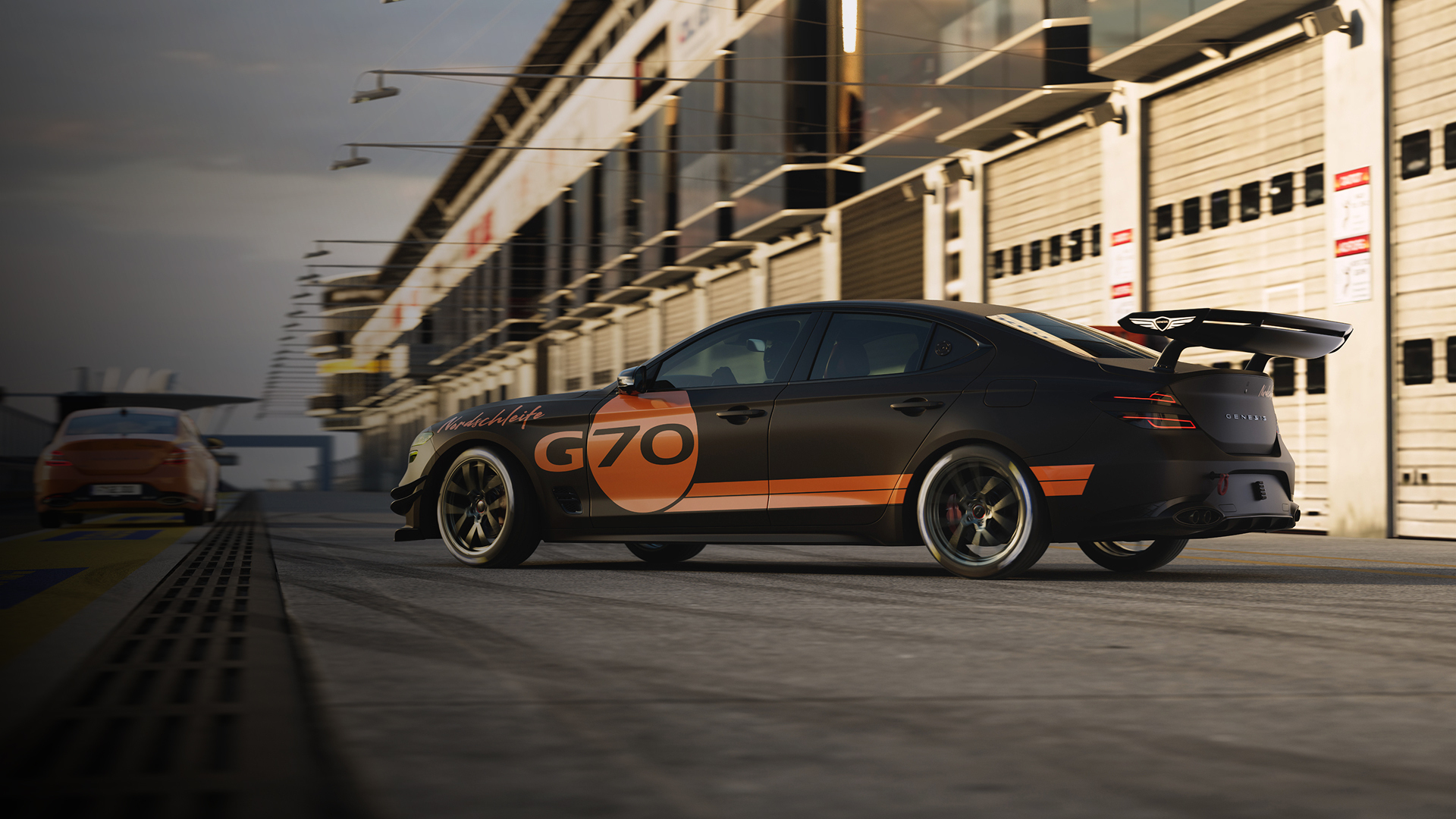 Vue latérale de la G70 Track Day Special stationnée sur la piste de course pendant que la G70 Track Taxi passe en roulant.