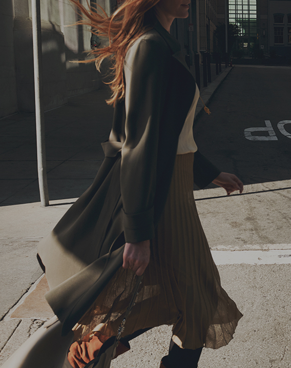 Femme marchant dans la rue