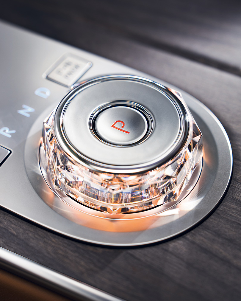 Close-up of the shift-by-wire dial inside G80.