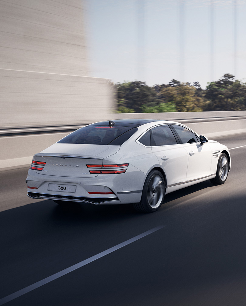 The rear end of G80 driving on the highway.