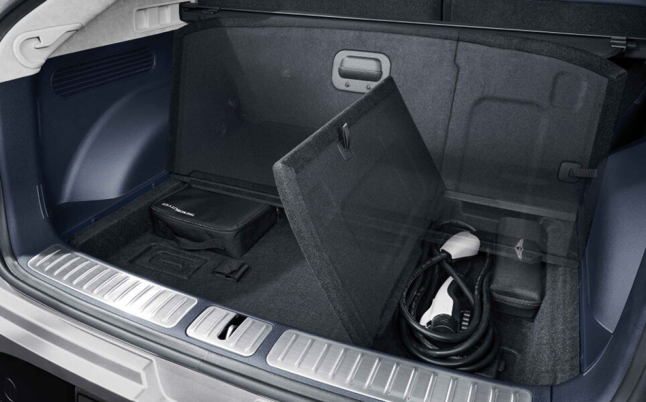 Le plancher à bagages pliable est ouvert dans le coffre du GV60