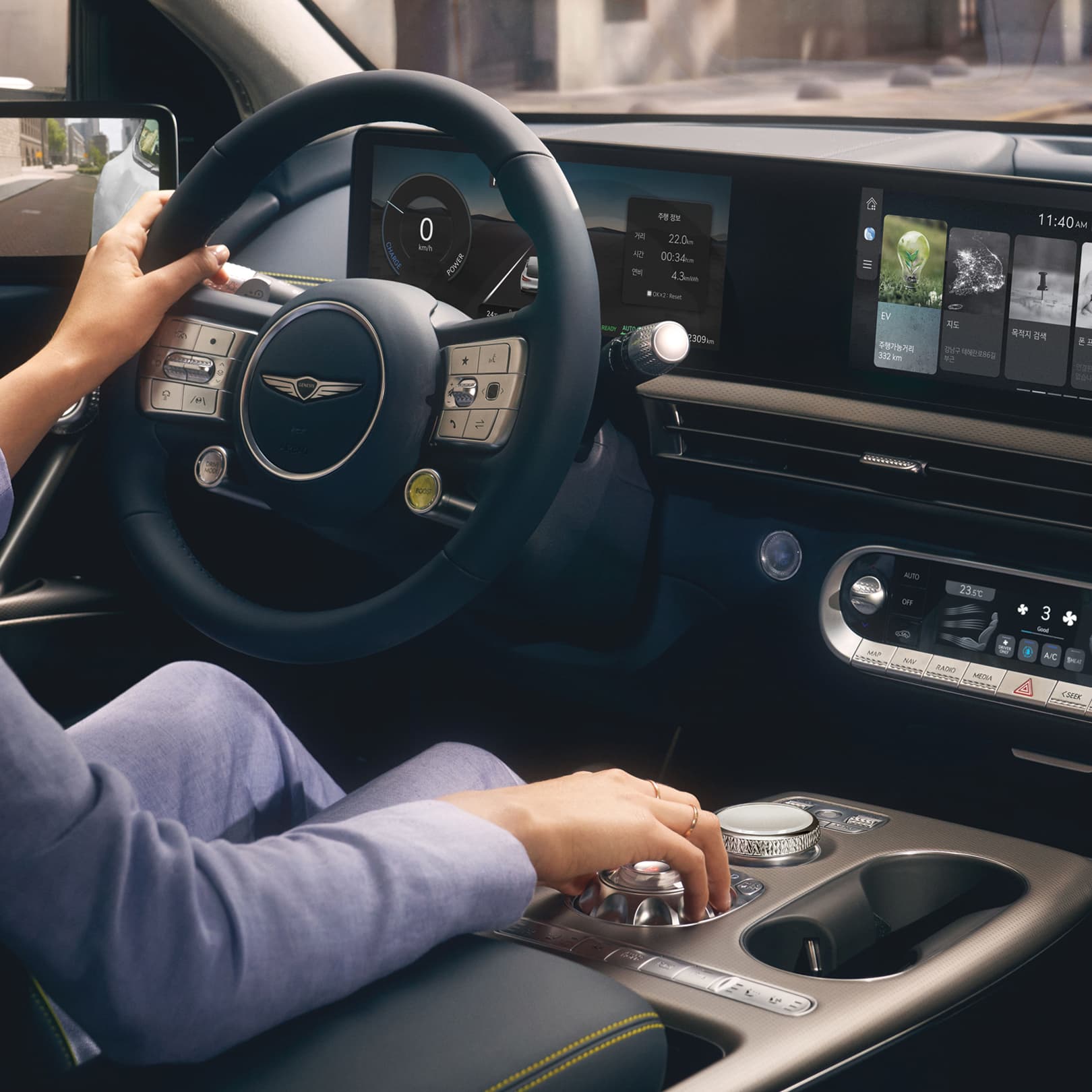 Un conducteur conduisant un GV60.