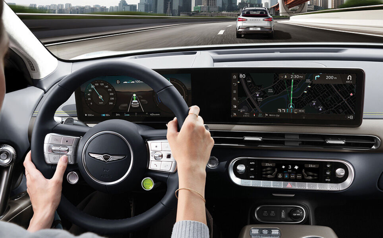 Un conducteur roulant sur l'autoroute et le système d'Infotainment.