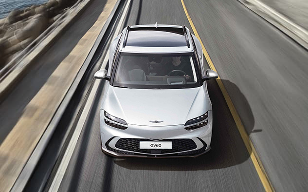 Vous pouvez voir l'avant du GV60 sur l'autoroute.