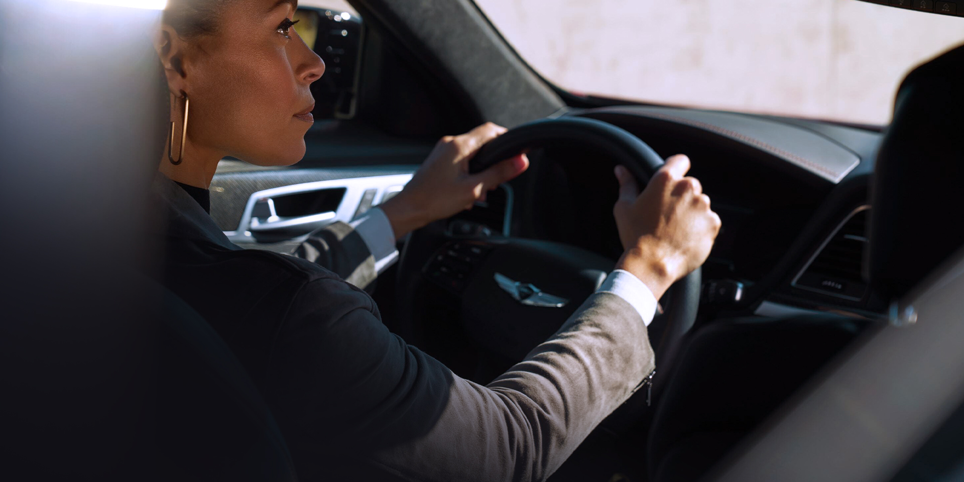 Femme se tenant à côté d’un Genesis GV70