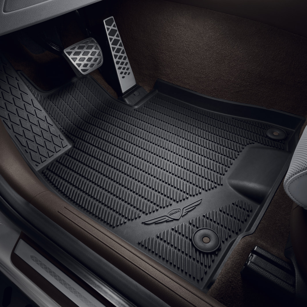 A detailed view of the black mat on the driver seat, made of material clearly designed to prevent slipping and dirt.