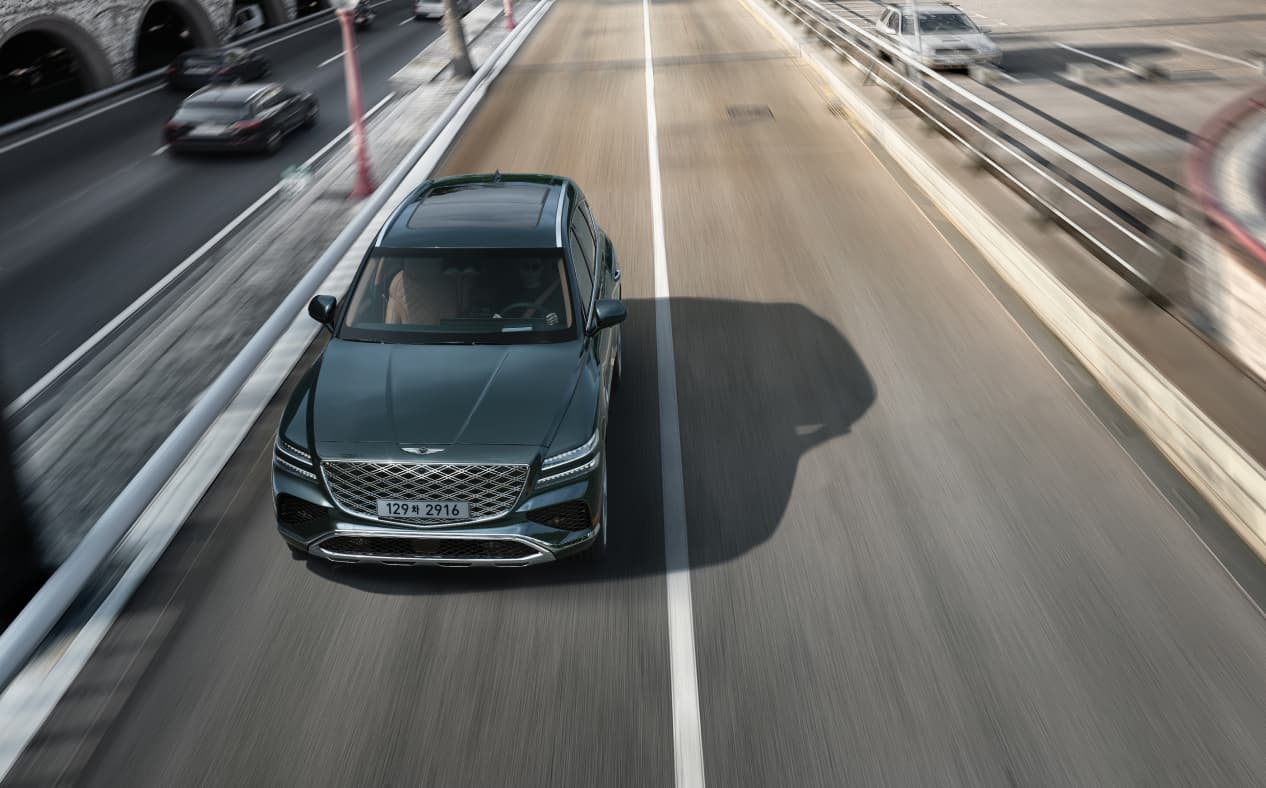 GV80 Coupe driving.