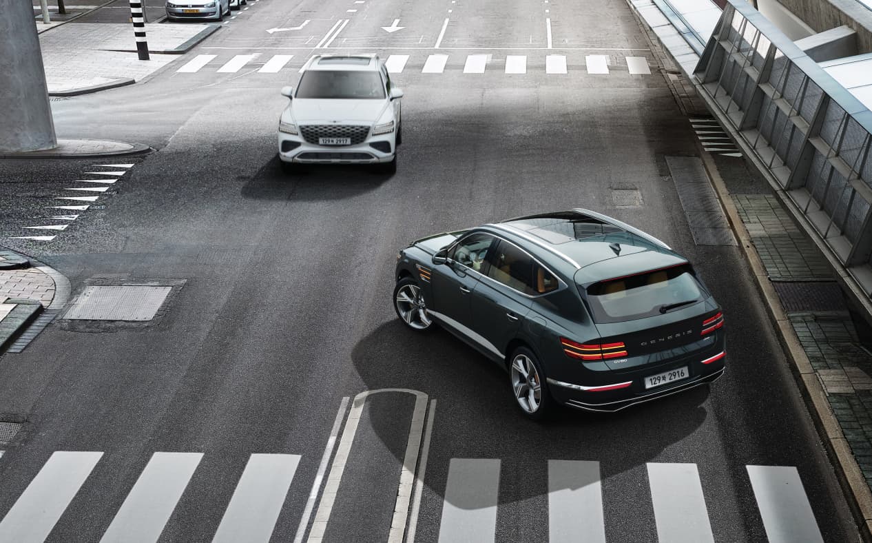 GV80 Coupe driving.