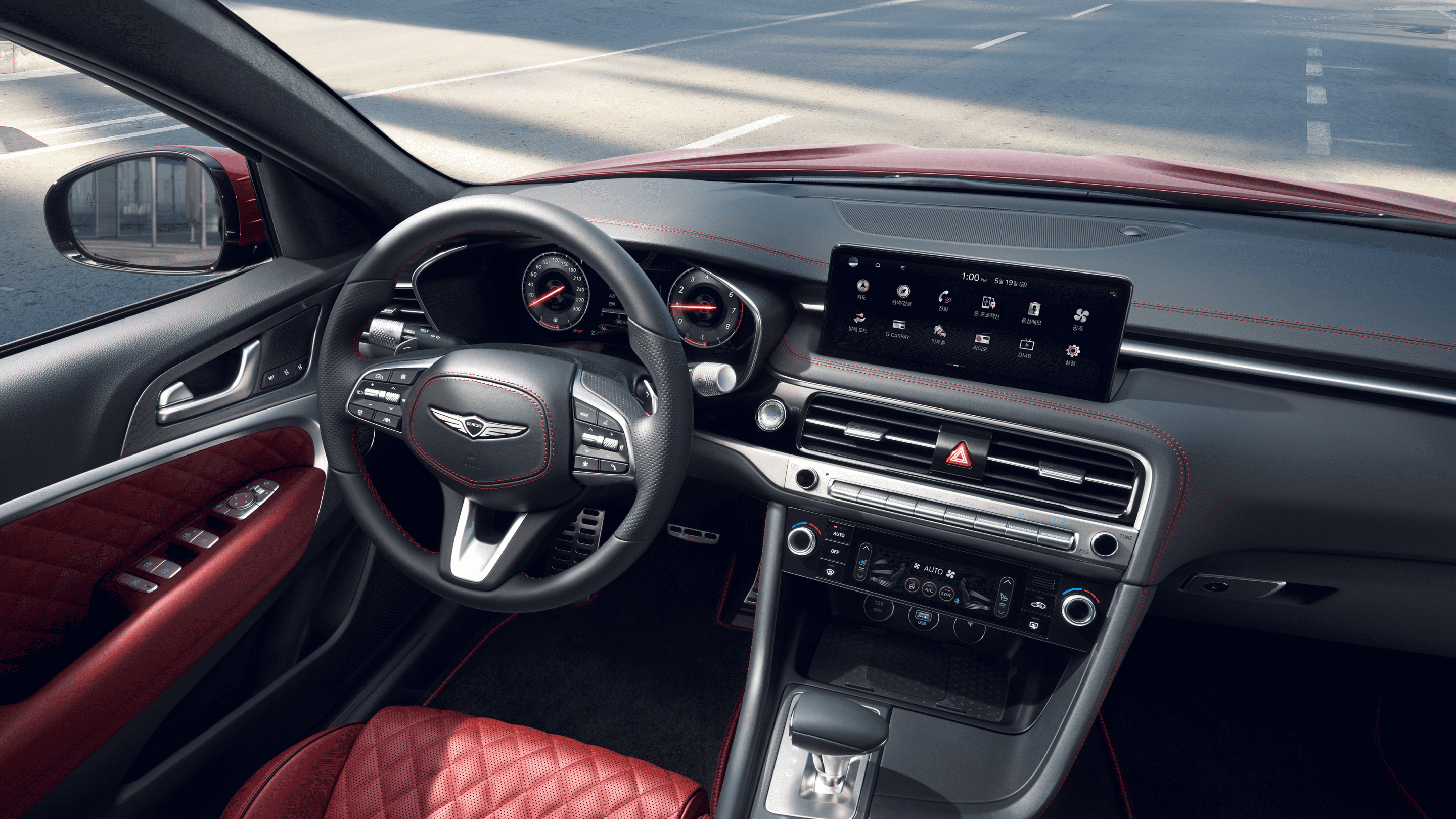 The interior of the G70 Shooting Brake in Obsidian Black/Sevilla Red Two-tone.