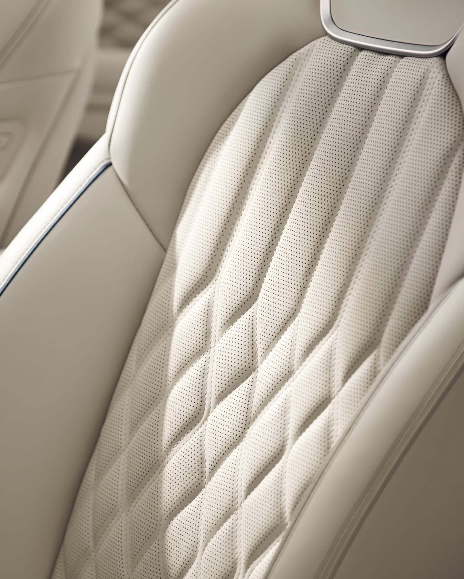Natural leather seats in the first row of the G70 Shooting Brake, in Forest Blue/Vanilla Beige Two-tone.