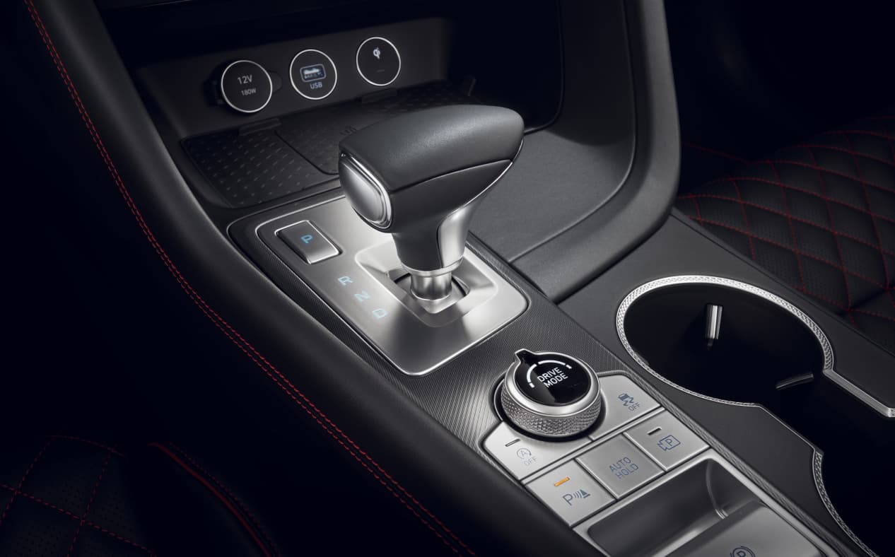 The 8-speed automatic transmission and shift-by-wire dial located in the center of the vehicle.
