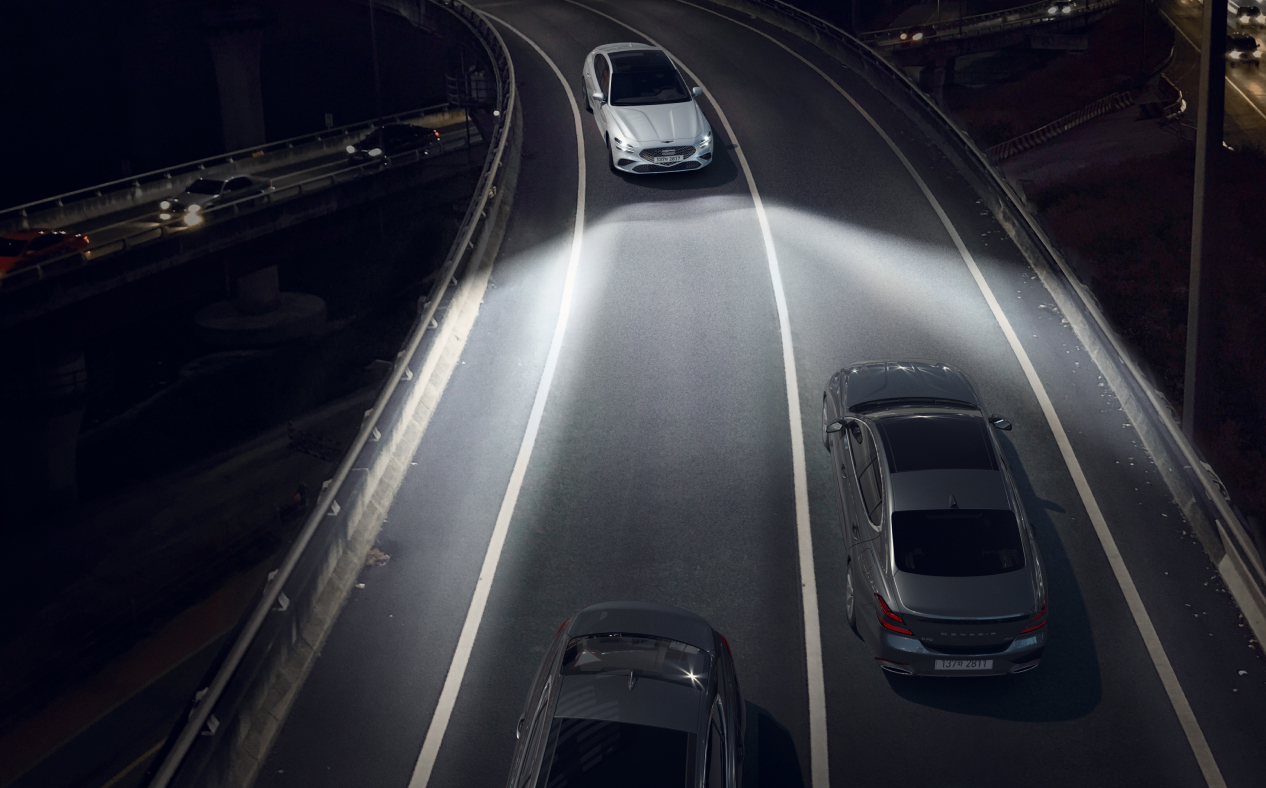 Uyuni White G70 uses high-beam headlamps to illuminate the vehicles ahead and oncoming vehicles on dark roads.