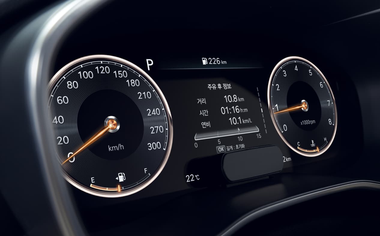 The 12.3-inch cluster shows the driving status.