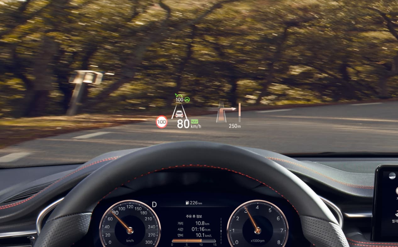 The head-up display displayed on the windshield above the steering wheel.