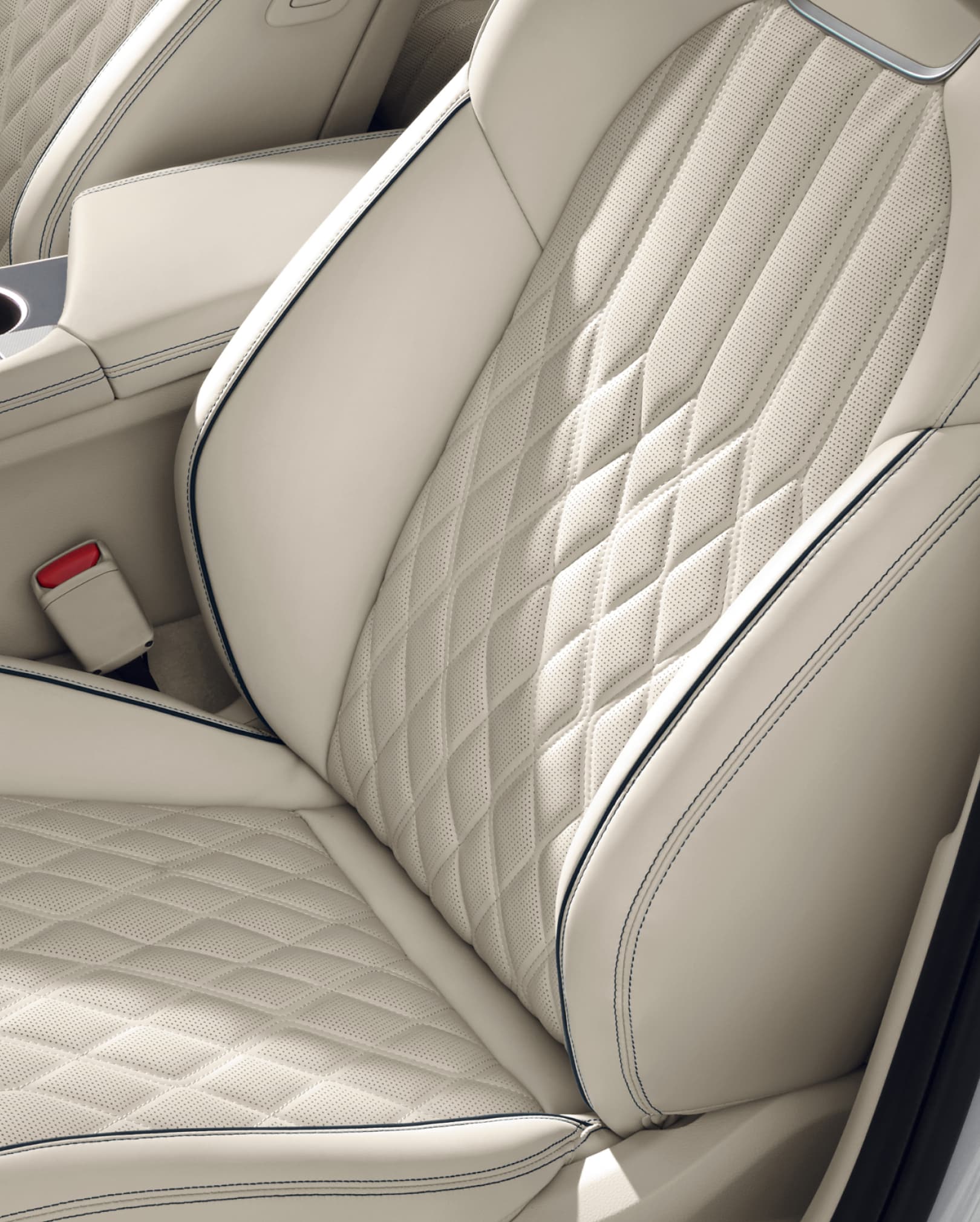 Intelligent seats made of natural leather are visible from the front in the first row of the G70 in Forest Blue/Vanilla Beige Two-tone interior.