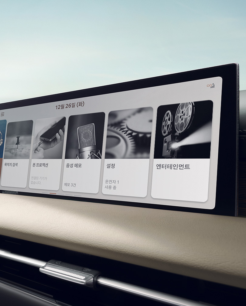 The 27-inch OLED integrated display seen inside G80.