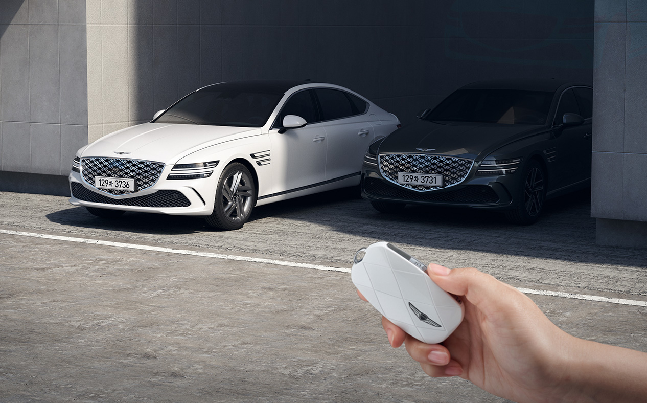 Driver exits the car and controls G80 with the digital key.