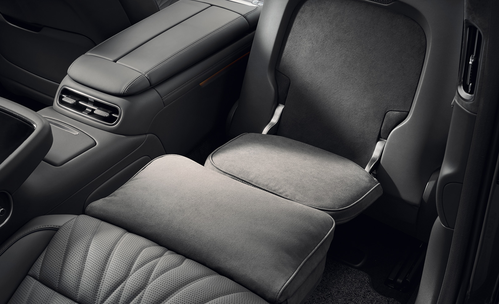 The leg and foot support are activated inside Galaxy Black and Modern Gray Two-tone interior.