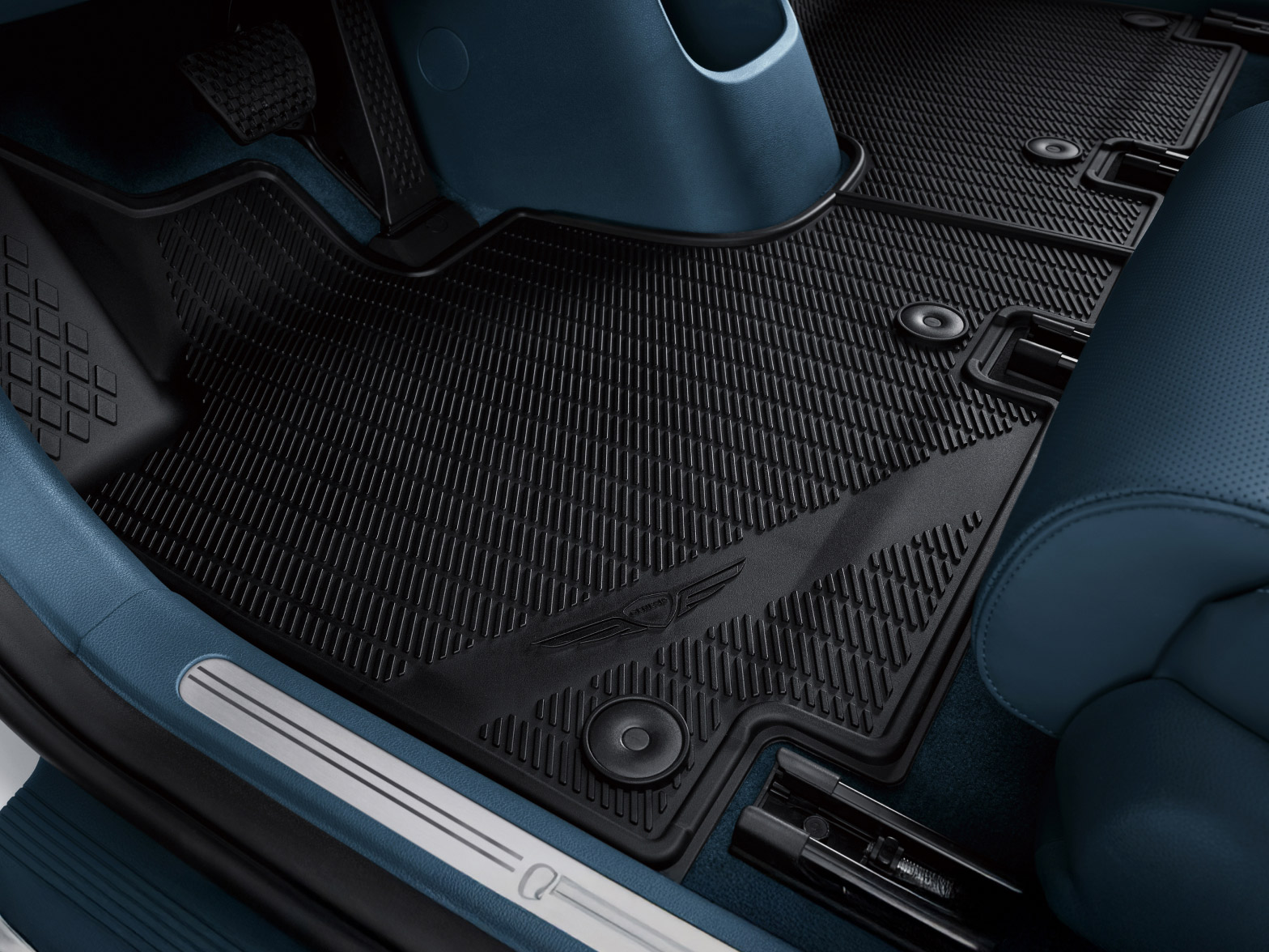  It looks like a blue-black mat has been laid on the driver's seat of the vehicle. The feel of the material to prevent slipping and contamination is clearly visible.