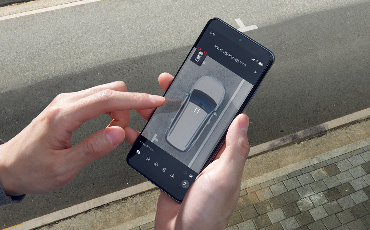 They are controlling the Uyuni White GV70 with a smartphone.