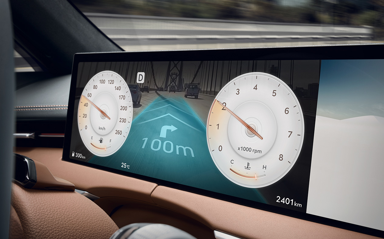 Augmented reality navigation combined with the road situation is displayed on the wide display.