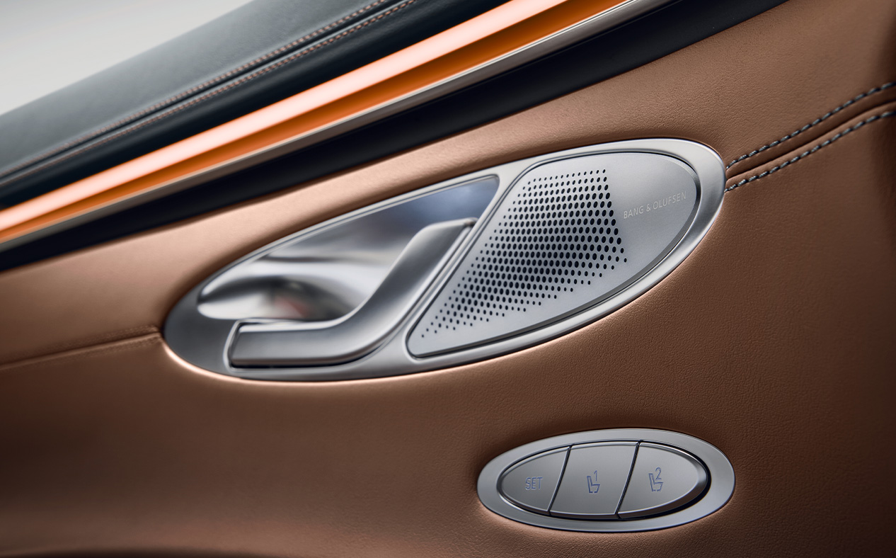This is an enlarged view of the speaker mounted together with the interior door handle of the vehicle.